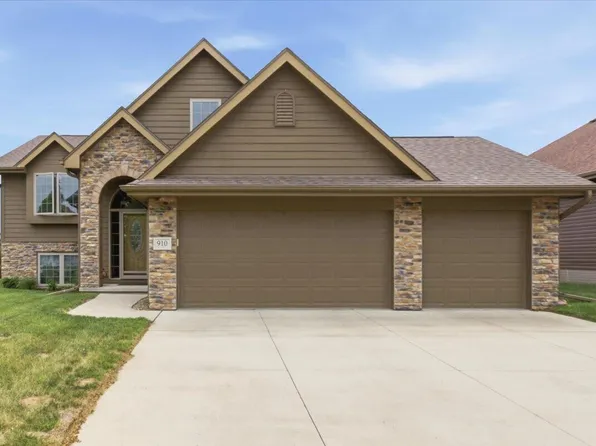 910 Key Cir, Carter Lake, IA 51510