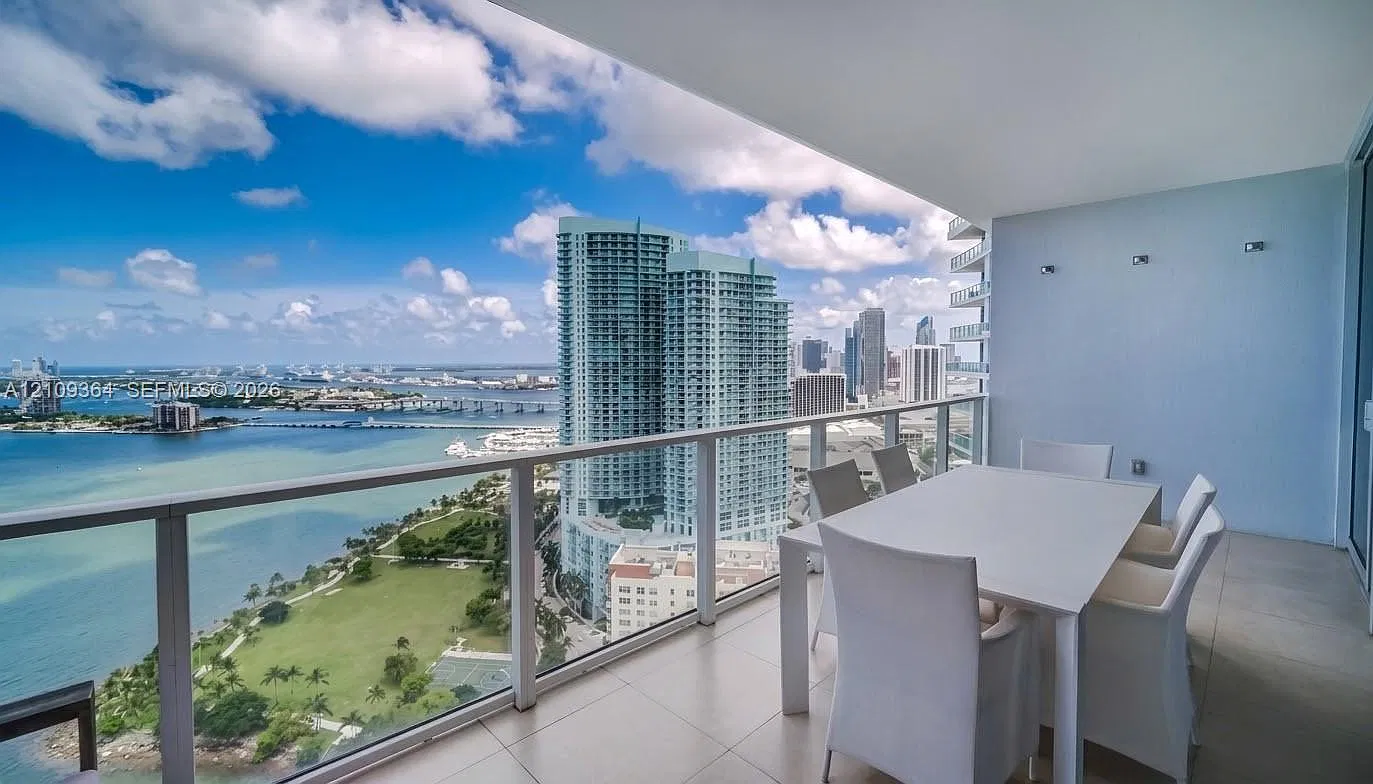 Paramount Bay Condo — Photo 2