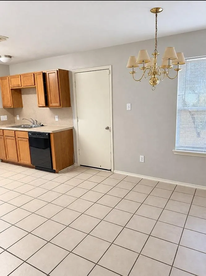 3 bed, 2.0 bath, 1165 sqft, $1,650 — Photo 3