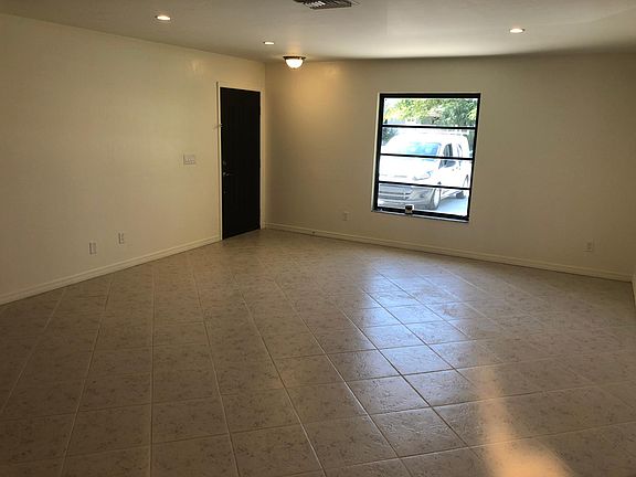 Large living room-other side