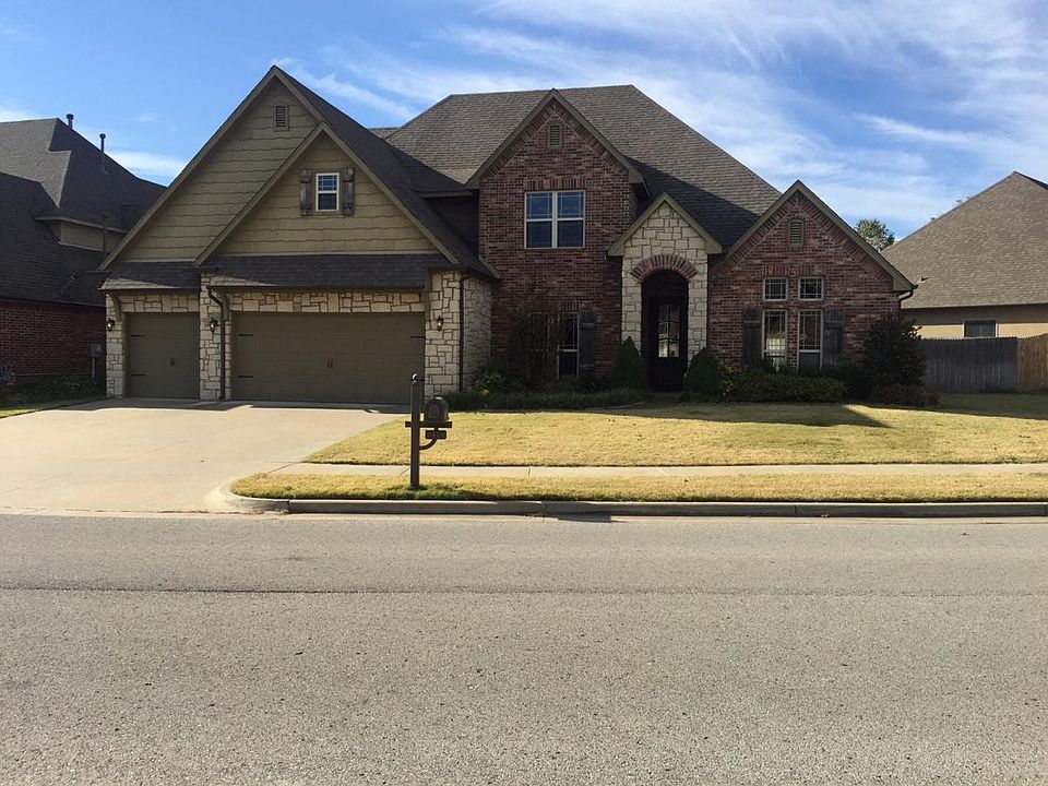 Neighborhood with lots of amenities