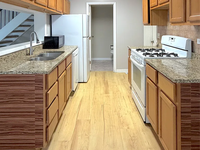 235 Harvest Ct — Photo 3