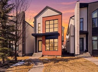 427 E 37th St SW #2, Calgary, AB T3C 1R7