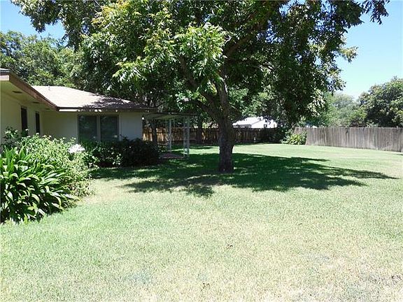 5th image of 1105 Hackberry Dr