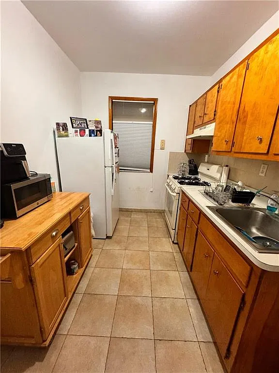 2 bed, 1.0 bath, 3080 sqft, $2,500 — Photo 1