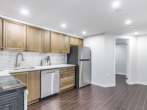 4th image of 231 Elizabeth St S