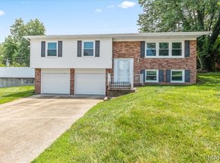 8 Canterbury Ct, Saint Charles, MO 63301