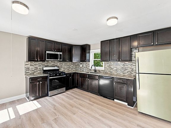 4th image of 34 W School St