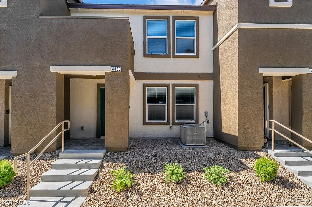 3 bed, 2.5 bath, 1295 sqft, $1,900 — Photo 2