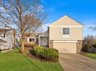 303 Almond Ct, Vernon Hills, IL