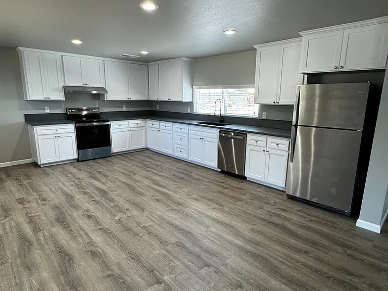 4832 N Fruit Ave — Photo 6