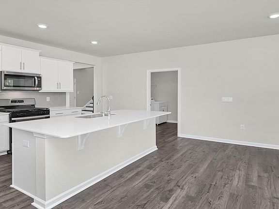 4th image of 329 Babcock Way