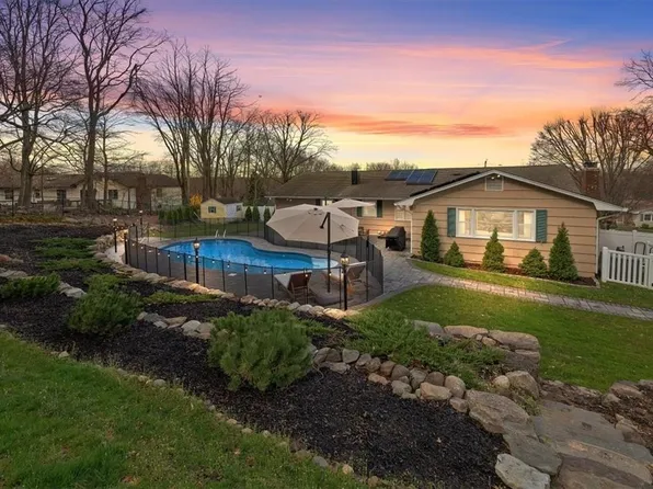 209 Waters Edge, Valley Cottage, NY 10989