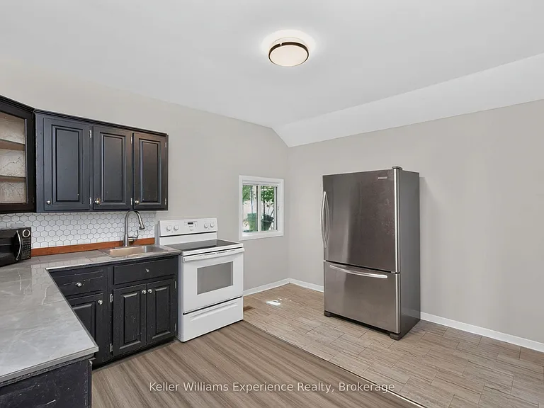 647 Ottawa St — Photo 7