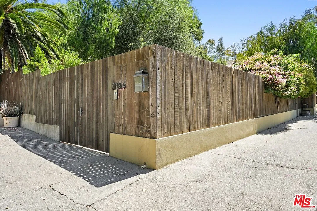 4 bed, 3.0 bath, 3787 sqft, $13,000 — Photo 2