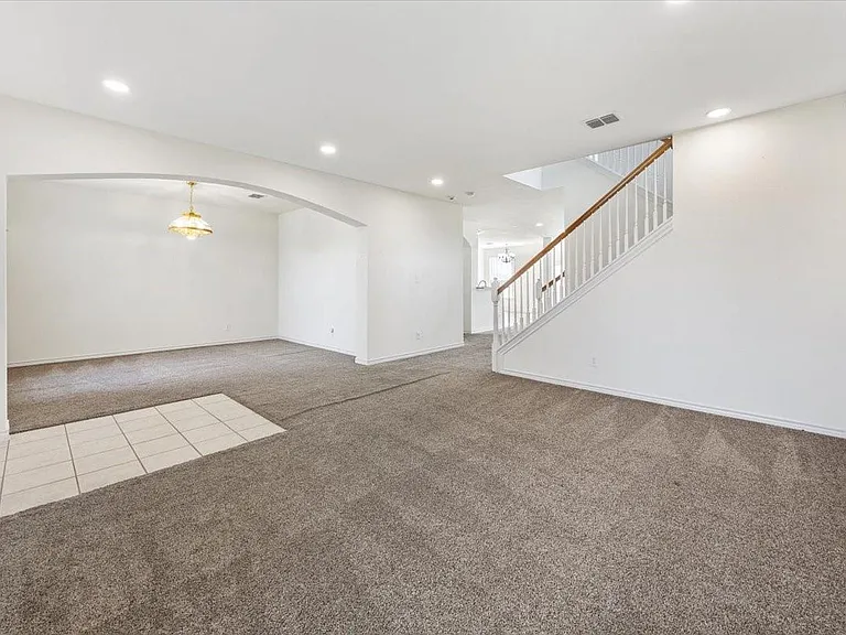 7704 Labrador Dr — Photo 10