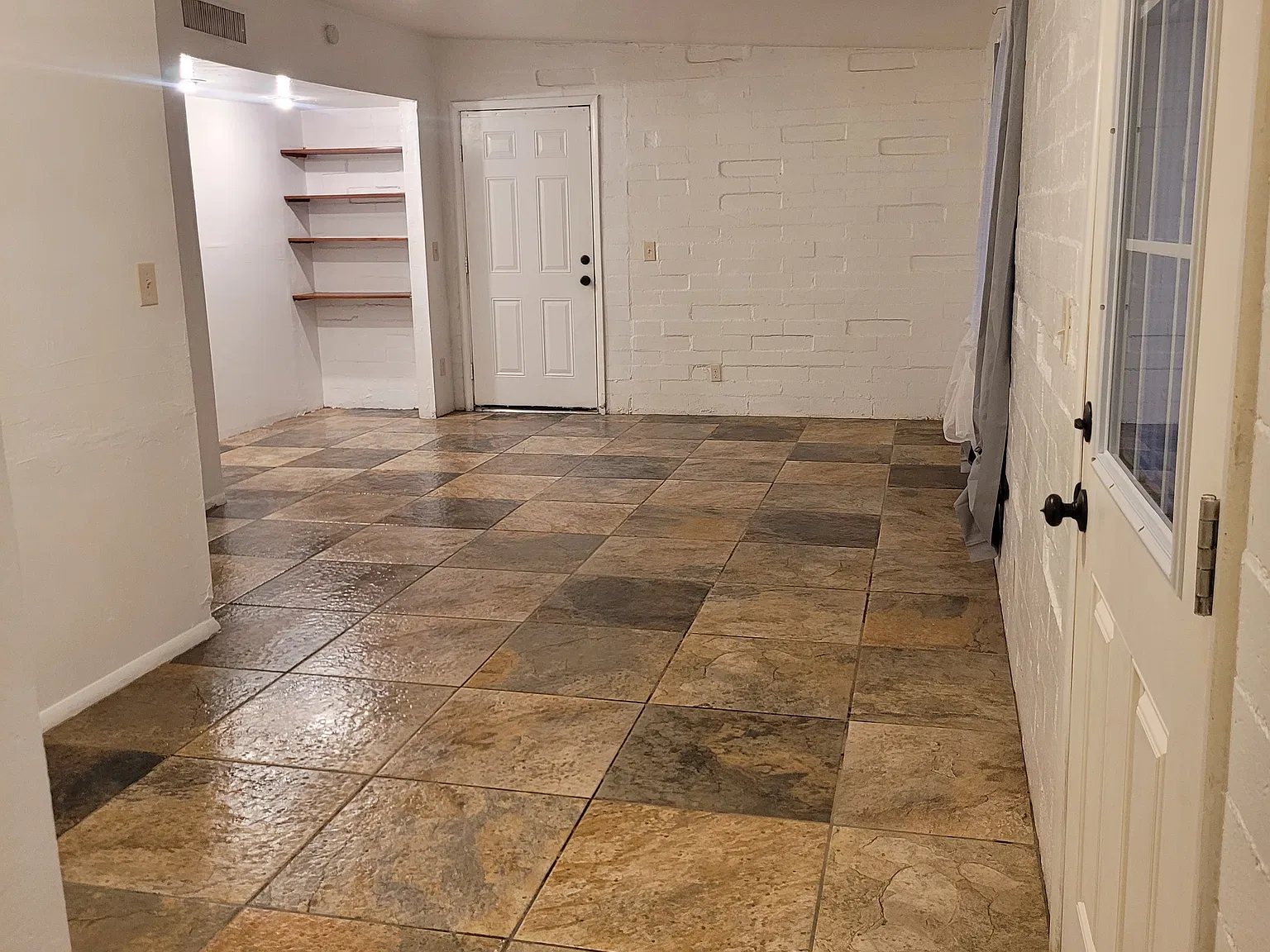 3 bed, 952 sqft, $1,400 — Photo 3