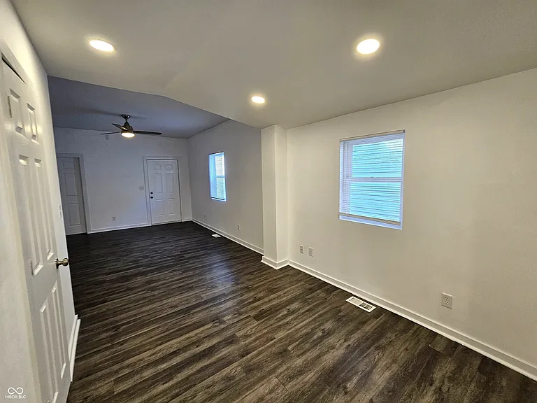 2121 Webb St — Photo 6