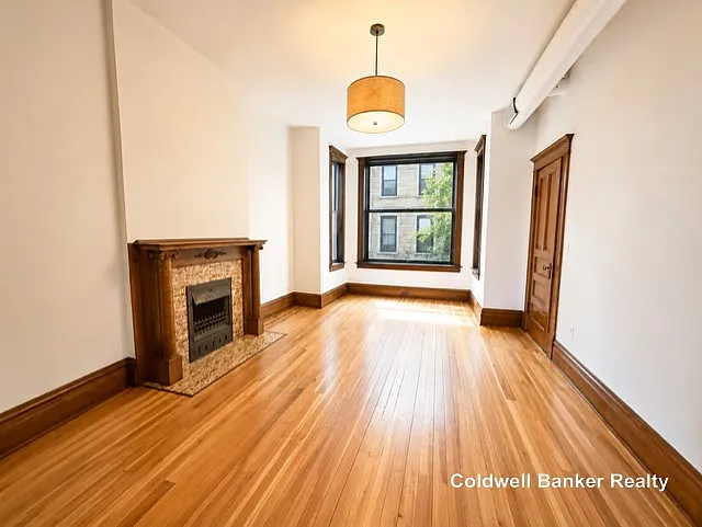 2 bed, 1.0 bath, 1200 sqft, $2,400 — Photo 2
