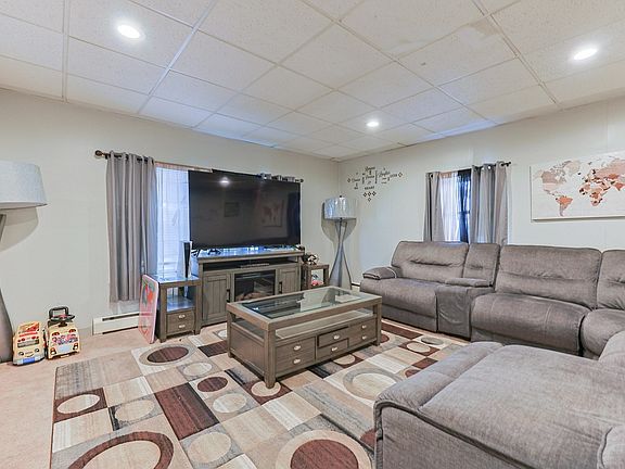 4th image of 118 Maple St