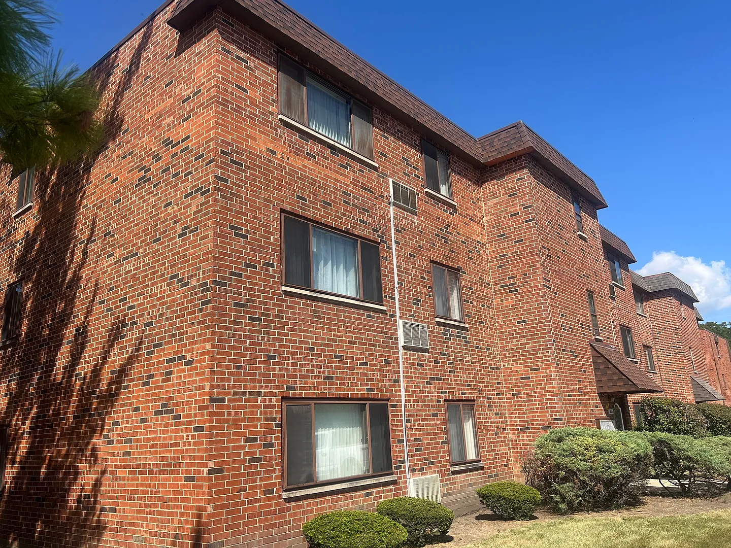 2 bed, 1.5 bath, 1300 sqft, $1,800 — Photo 2