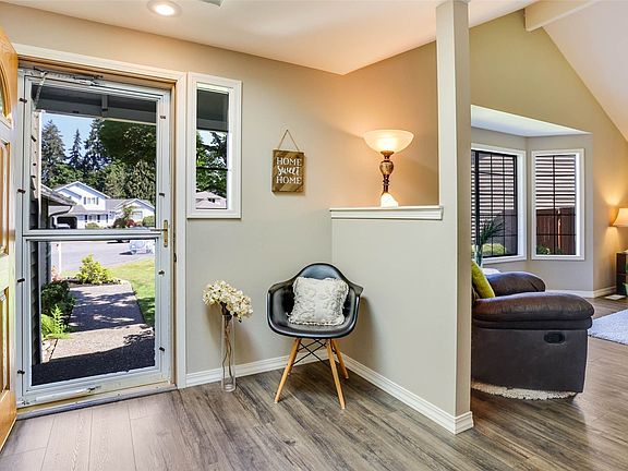 New floors throughout. Vaulted ceilings in living room with large windows for lots of natural light.>