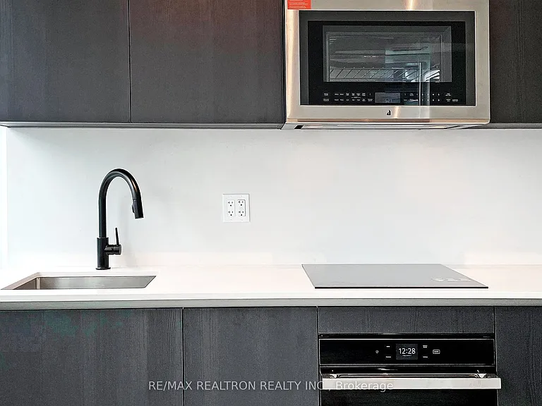 327 King St W #4105 — Photo 22