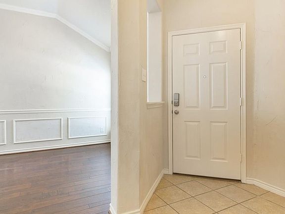 5th image of 1105 Charleston Ln