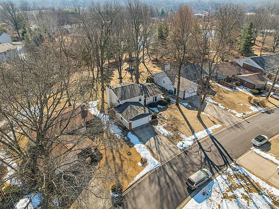3rd image of 27 S Meadow Ln