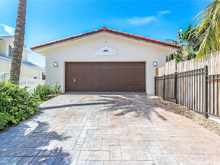 1049 N Southlake Dr — Photo 17