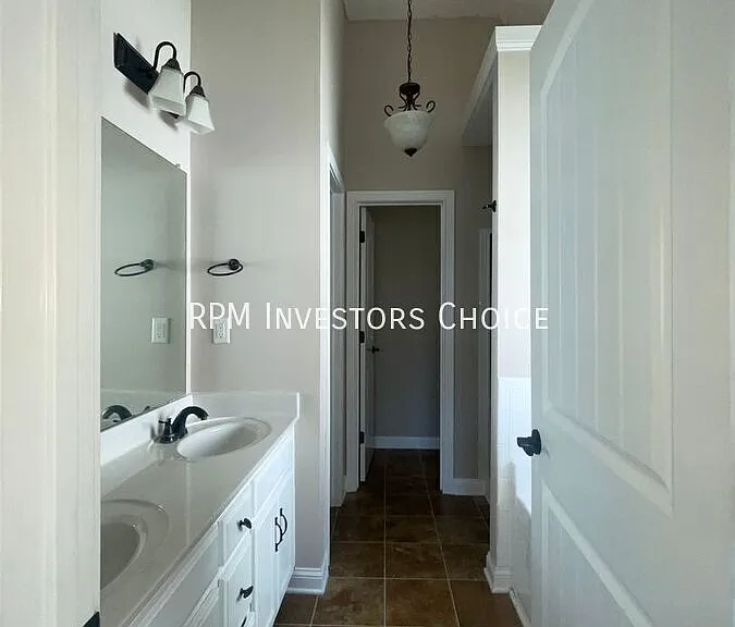 724 Cavalier Dr — Photo 12