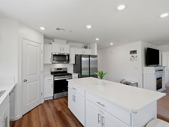 5th image of 562 W Greenwood Avenue