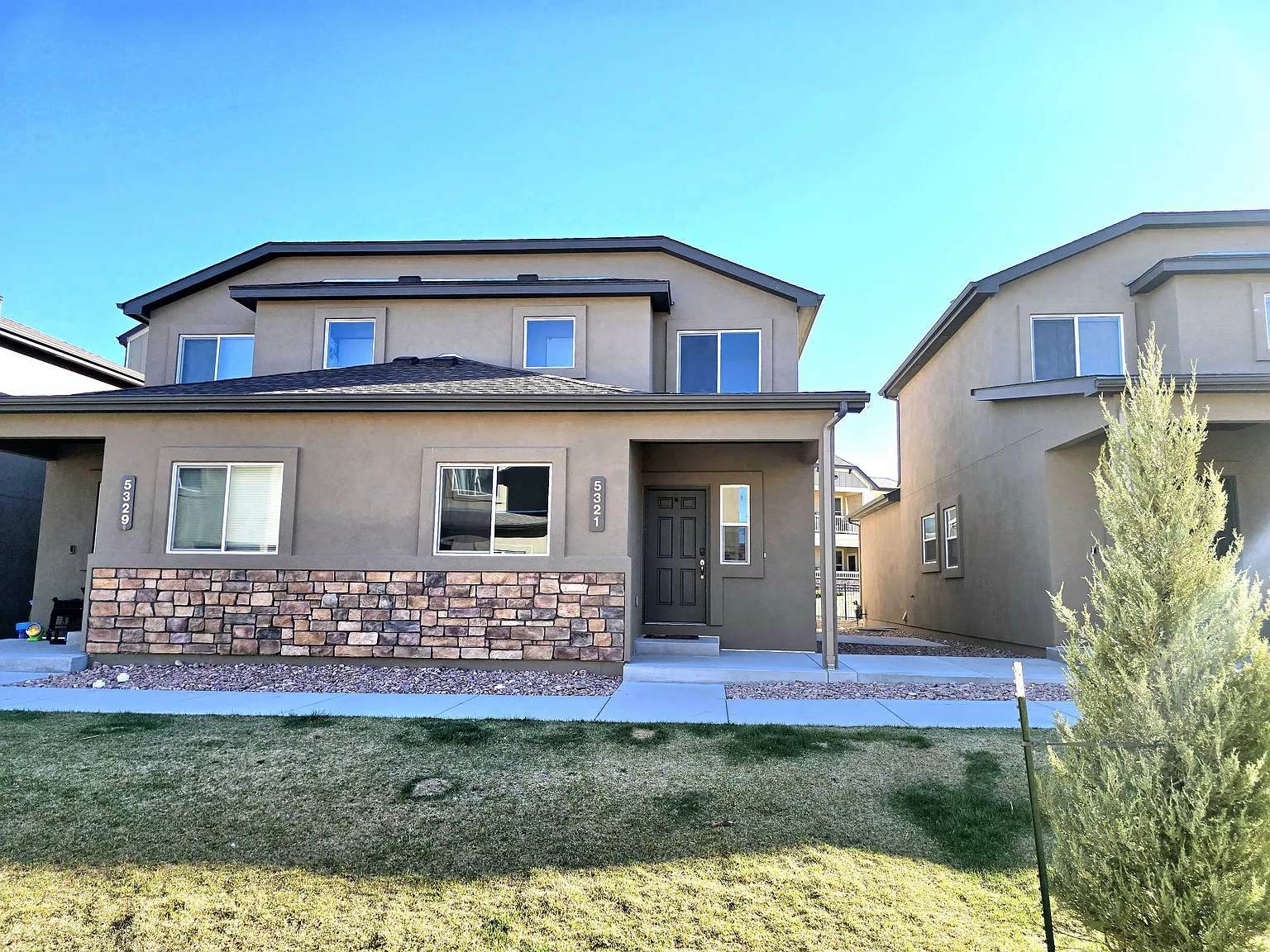 3 bed, 2.5 bath, 2712 sqft, $2,300 — Photo 1