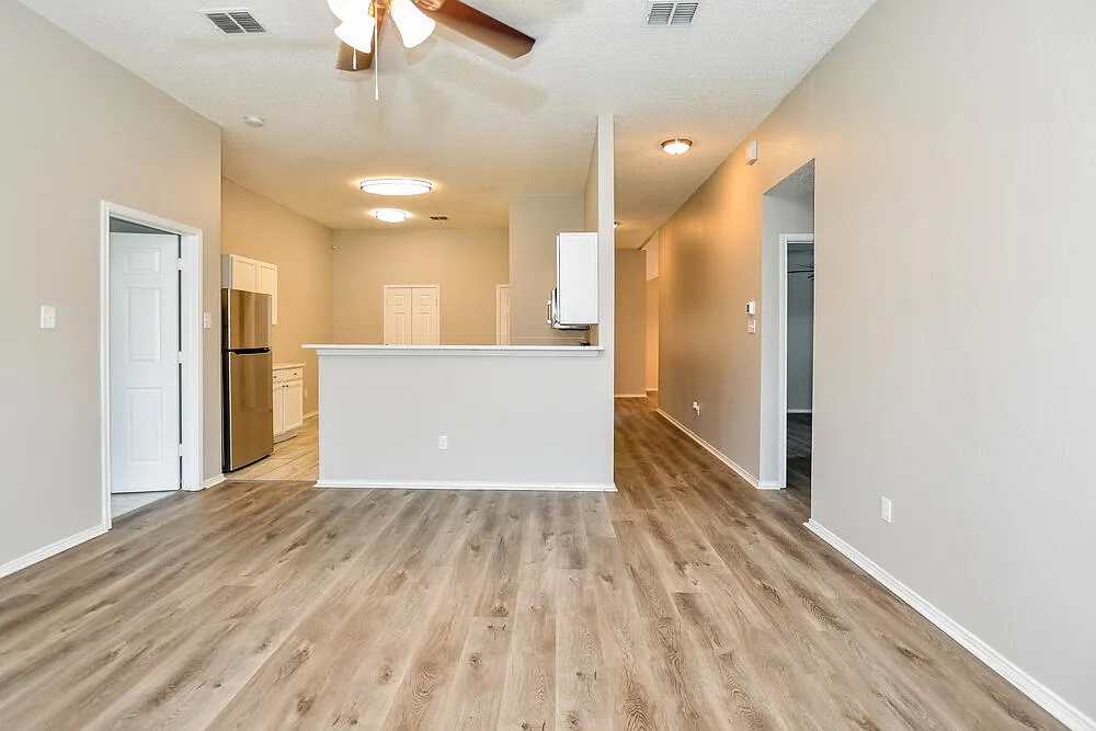 3 bed, 2.0 bath, 1551 sqft, $1,820 — Photo 3