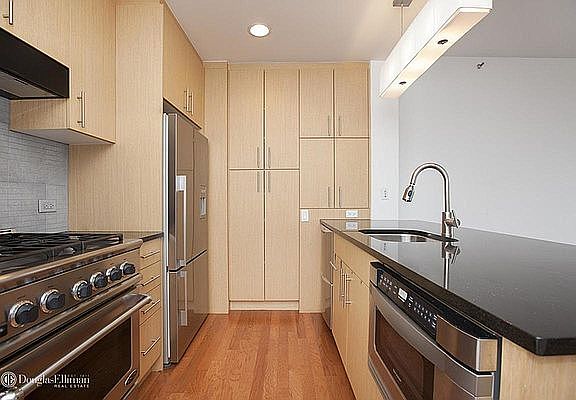 3rd image of 549 Borden Ave APT 4J