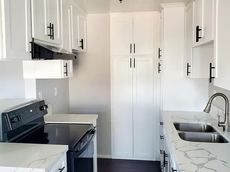 1054 E 3rd St #1 — Photo 3