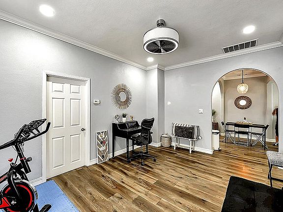 5th image of 729 E Saint James St