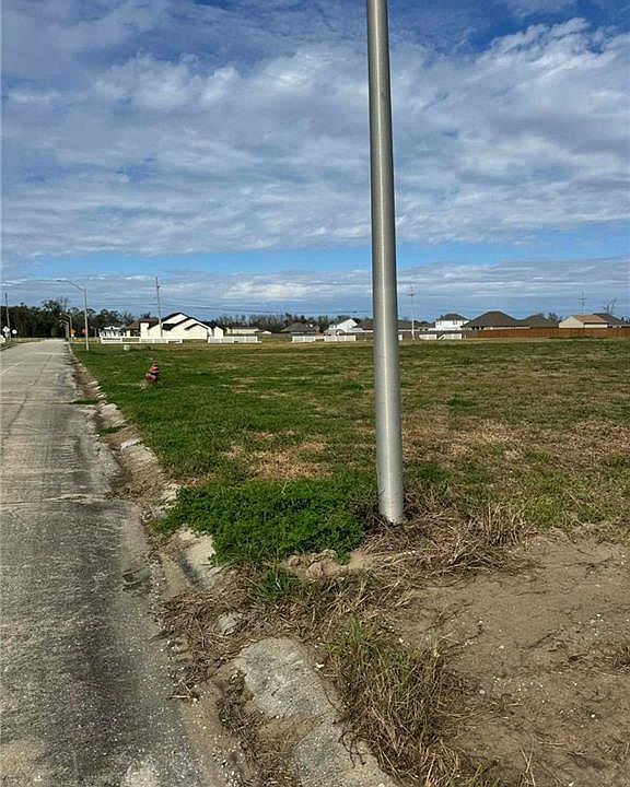 1st image of 8 E Velvet Ln