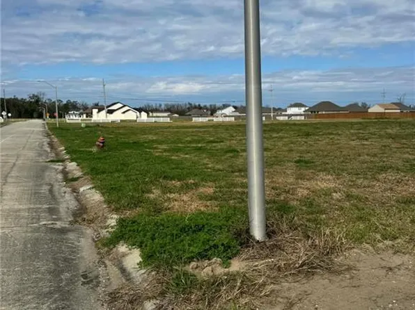 8 E Velvet Ln, Westwego, LA 70094