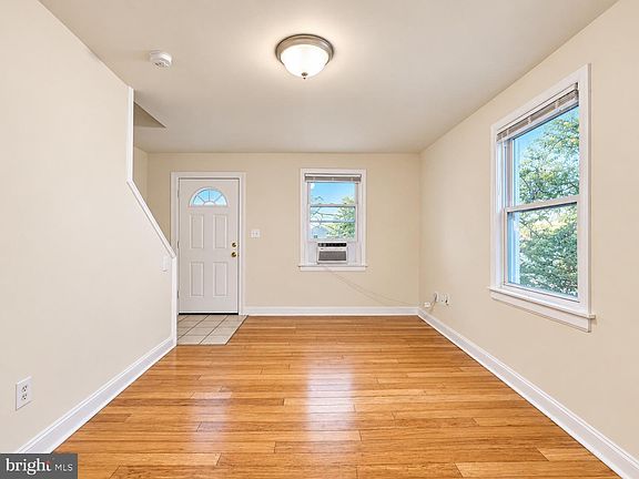 5th image of 5074 Jay St NE