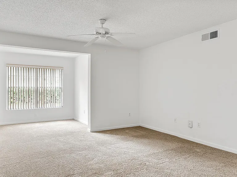 Bella Vista Apartments — Photo 23