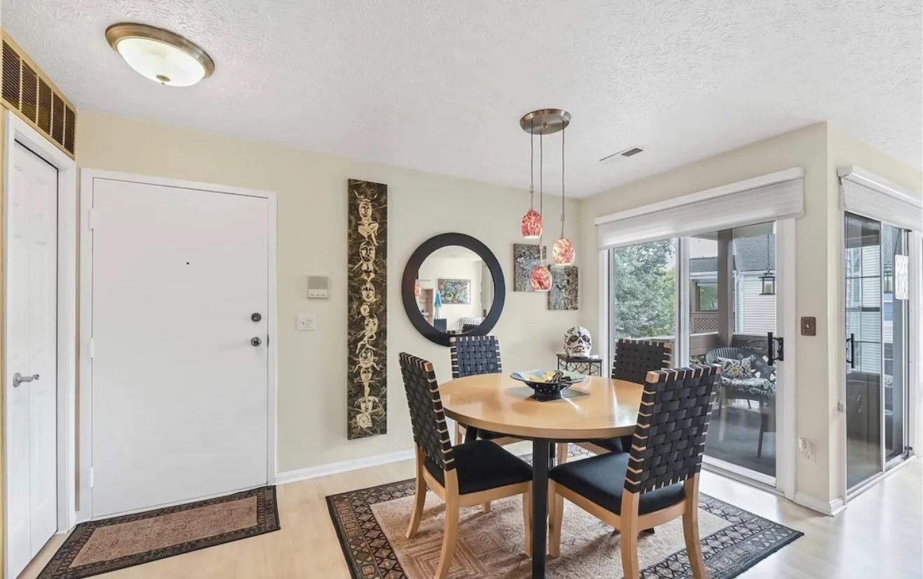 2 bed, 1098 sqft, $1,600 — Photo 2