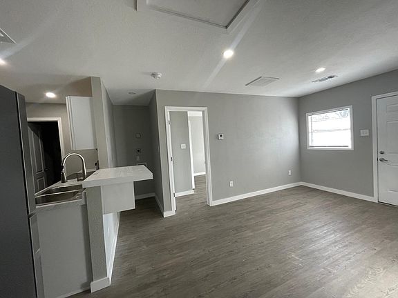 2nd image of 901.5 En 12th St