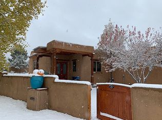 1102 Hennings Rd, Taos, NM 87571