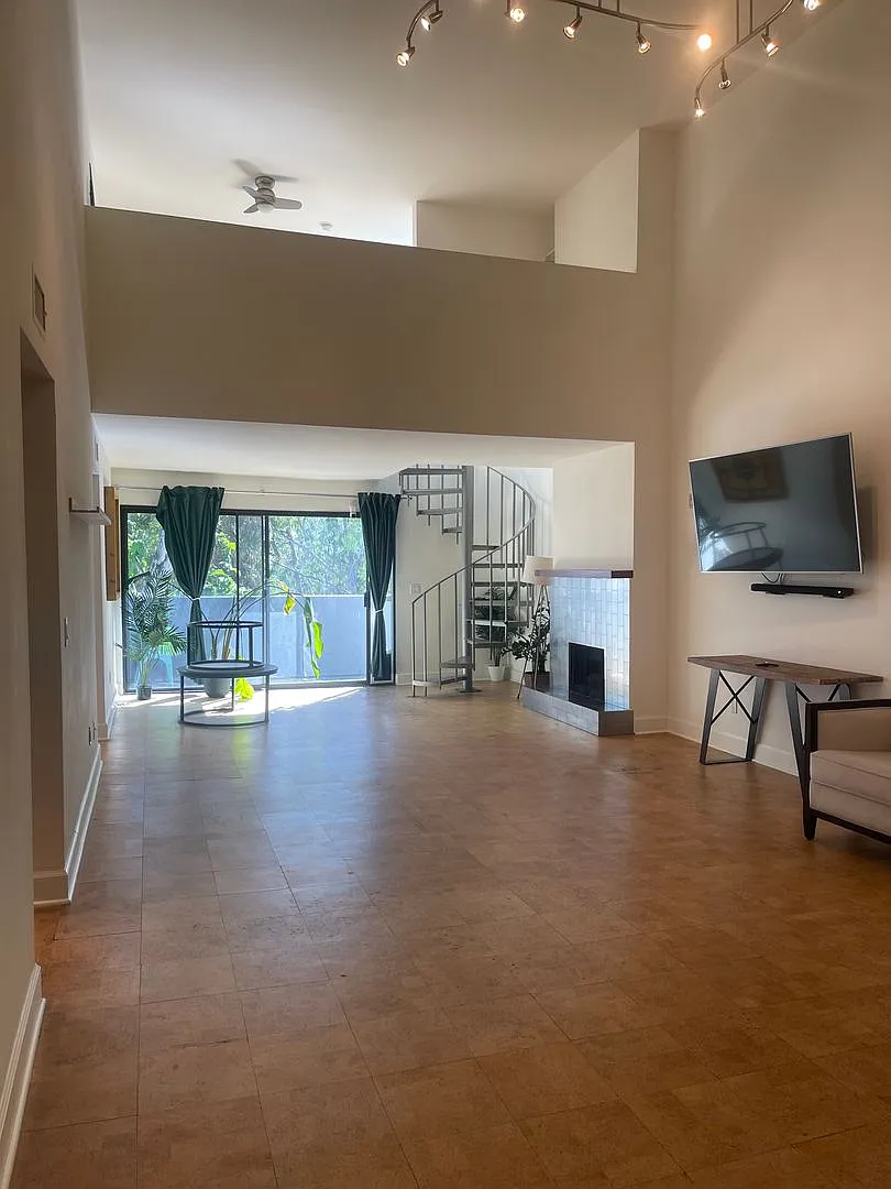 Hollywood Luxury 2 Bed Condo! — Photo 3