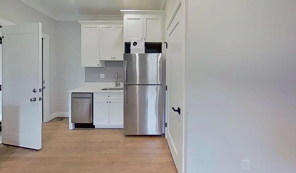 2nd image of 82 George St #1