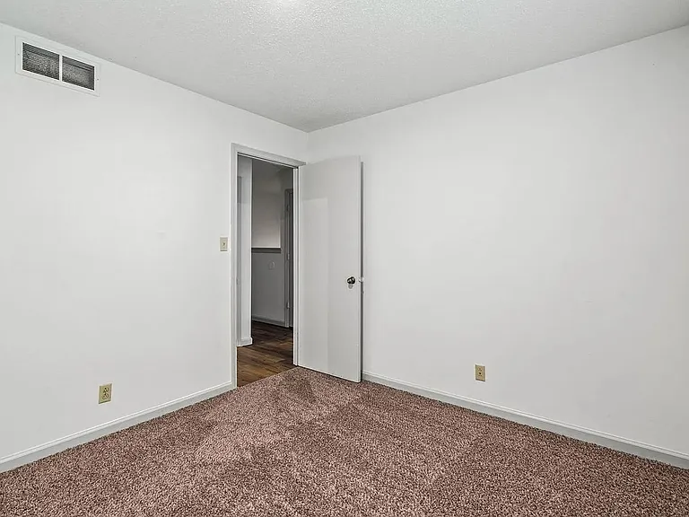 1304 Essex Ct — Photo 9