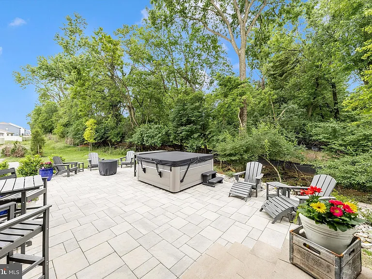 700 Bond St — Photo 40