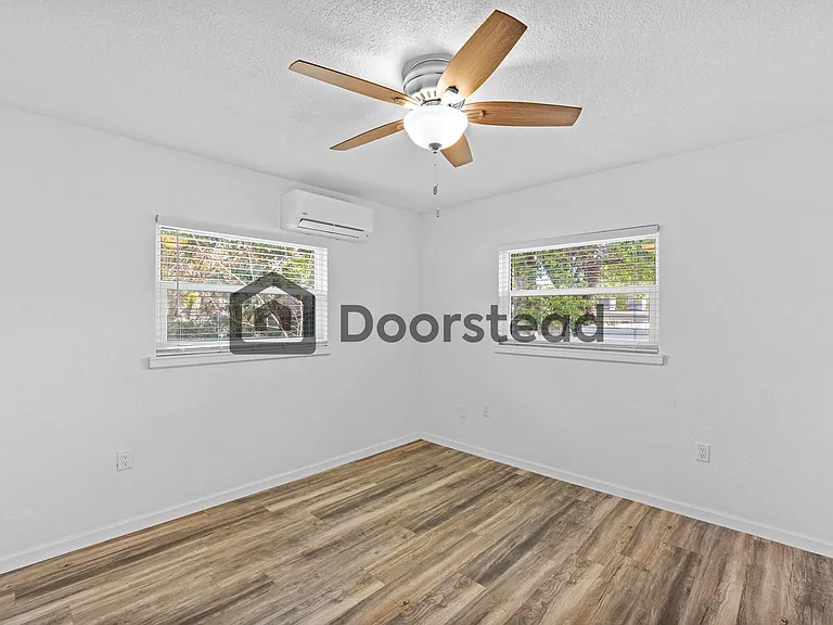 1204 E Esther St — Photo 21
