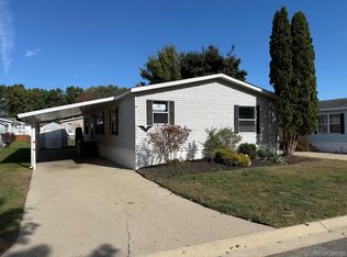 3036 E Bay Dr, Fenton, MI 48430